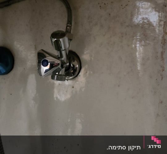 ברז מים מותקן על משטח לבן